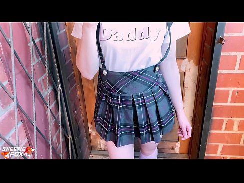 ❤️ 女学生深深地吸吮她的鸡巴,代替上课做爱 ❤ Porno