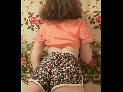 ❤️ 性感的年轻宝贝在镜头前脱下她的短裤 ❤ Porno