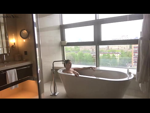 ❤️ 巨大的宝贝 激情地在浴室里撸起了她的阴部 ❤ Porno