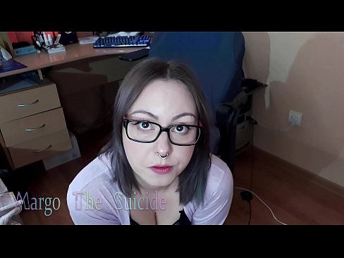 ❤️ 性感的眼镜女孩在镜头前深深地吸吮假阳具 ❤ Porno