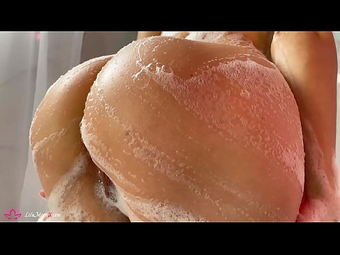 ❤️ 布鲁内特在淋浴时用振动器自慰阴部达到强烈的高潮 ❤ Porno