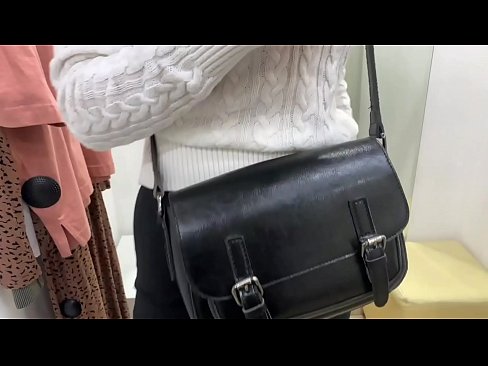 ❤️ 年轻婊子FeralBerry在试衣间用假阳具公开自慰 ❤ Porno