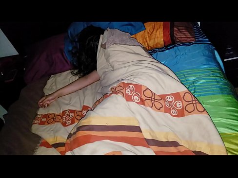 ❤️ 继子在年轻的继母睡觉时责骂她 ❤ Porno
